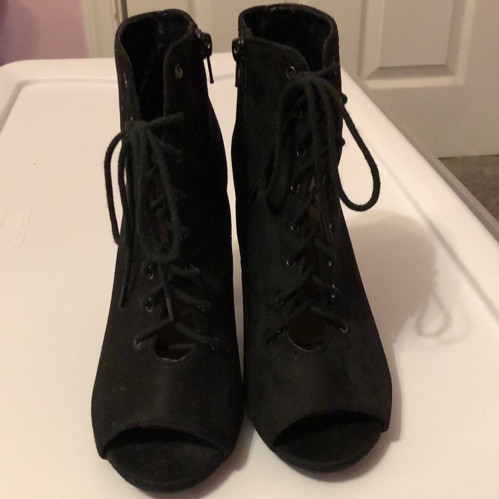 Beautiful Black Heels Size: 7 1/2